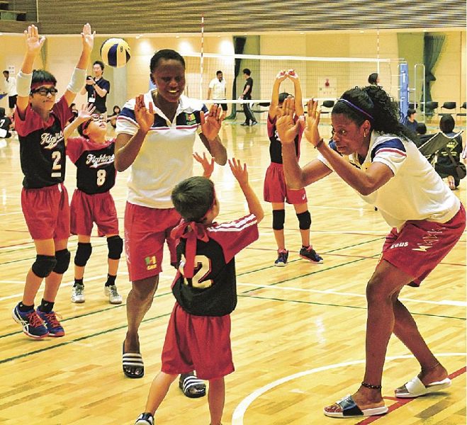 バレーボールチームの児童と交流するカメルーンの選手（今年９月、田辺スポーツパーク体育館で）