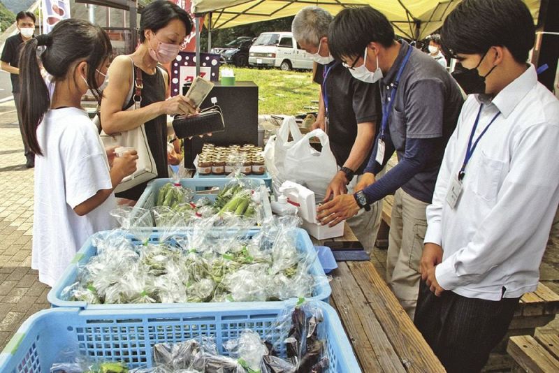 南部高校食と農園科の生徒らが野菜などを販売し、学校をＰＲした（和歌山県有田川町で）