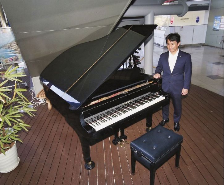 ターミナルビル１階到着ロビーに置かれたピアノ（和歌山県白浜町の南紀白浜空港で）
