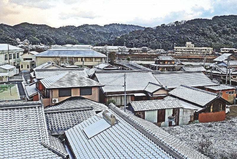 平野部でも積雪が見られ、白くなった民家の屋根（２５日、和歌山県上富田町市ノ瀬で）