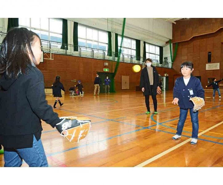 大谷翔平選手から贈られたグラブを使ってキャッチボールを楽しむ児童（和歌山県みなべ町谷口で）