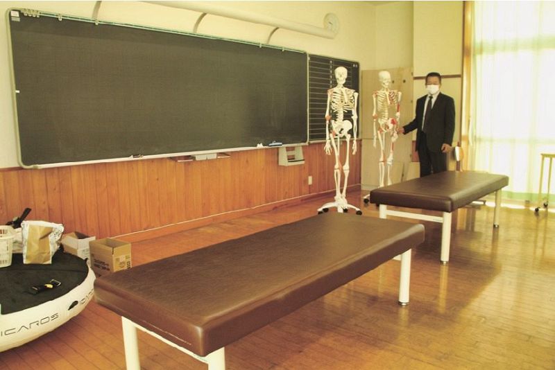 開校を控え、ベッドや骨模型などを置いた教室では体験授業を開催している＝和歌山県有田市初島町里で