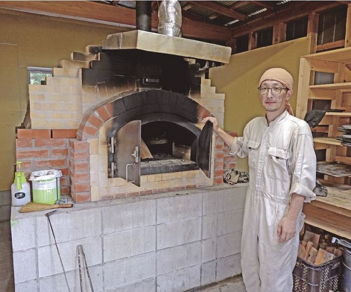 パンを焼く窯を自作した山野真さん（和歌山県田辺市龍神村柳瀬で）