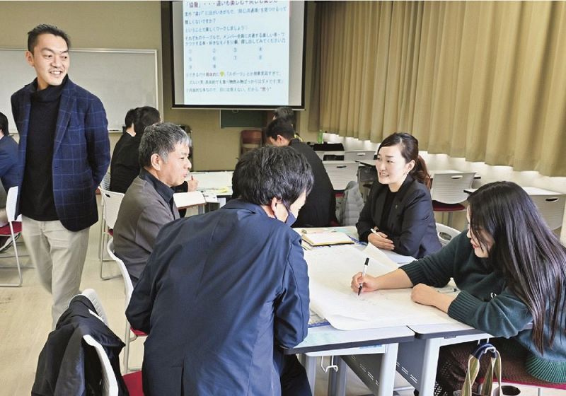 ワークショップでコミュニケーションの取り方を指導する前田健志さん（左）＝和歌山市で