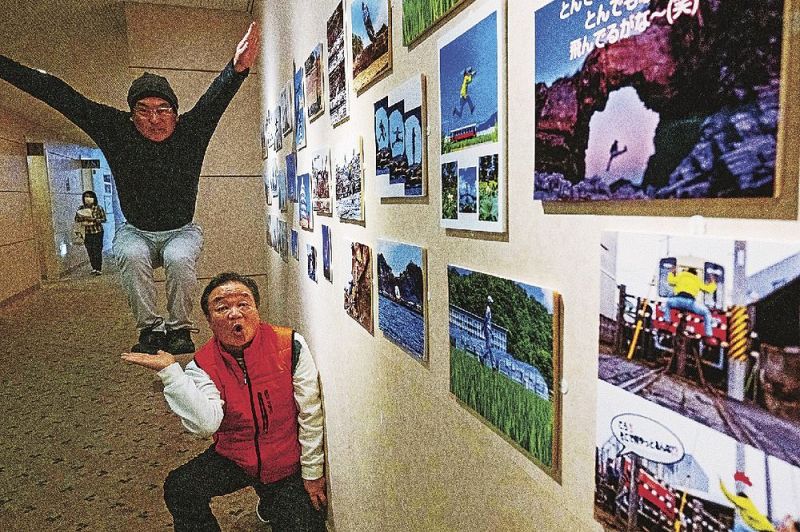 「おもしろ写真」の展示会を開催している瀧本祥司さん（下）と長谷洋さん（上）＝和歌山県串本町サンゴ台で