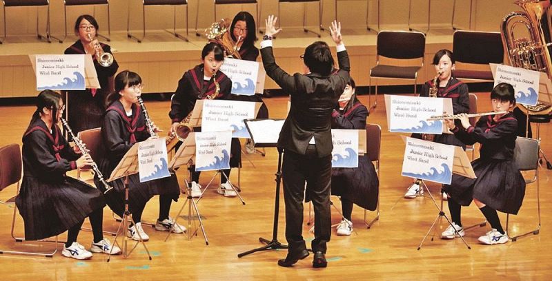 紀南吹奏楽のつどいで演奏する潮岬中学校吹奏楽部（３日、和歌山県串本町串本で）