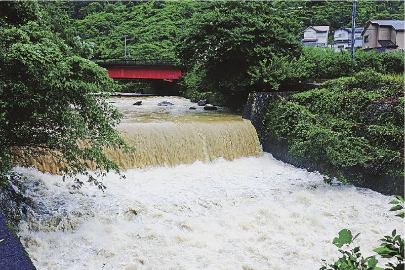 大雨で増水した右会津川（８月１４日、和歌山県田辺市上秋津で）