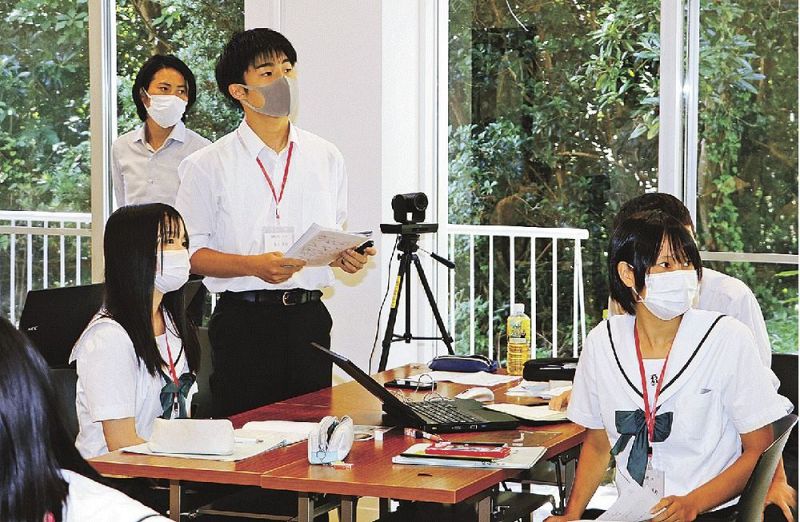 「神島塾」の修了式でビジネスプランを発表する神島高校の生徒（５日、和歌山県白浜町中で）