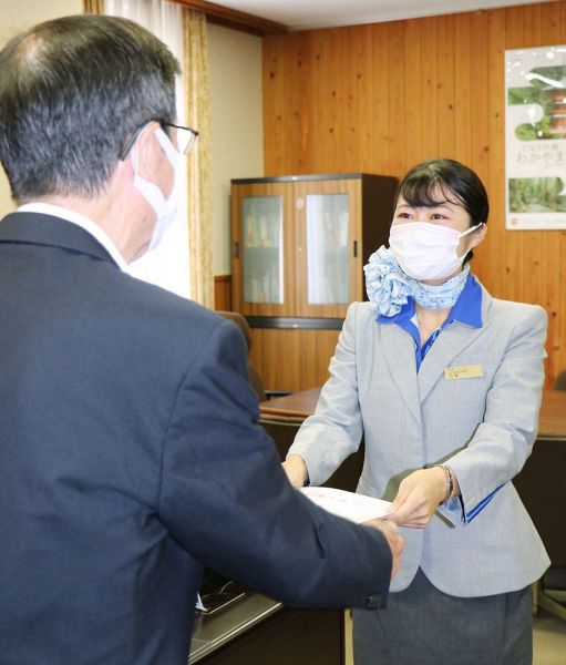 下宏副知事（左）から辞令書を受け取るＡＮＡの客室乗務員石澤藍さん＝和歌山県庁で