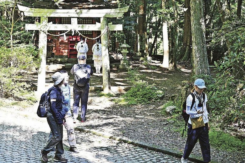 熊野古道の発心門王子を出発する観光客（１６日、和歌山県田辺市本宮町で）