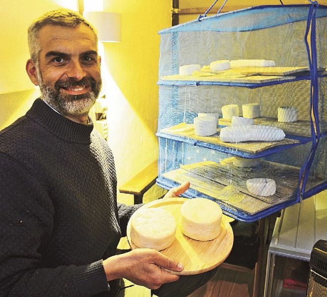 ヤギの乳で作ったチーズと、ダル・ジョバンニさん（和歌山県田辺市上野で）