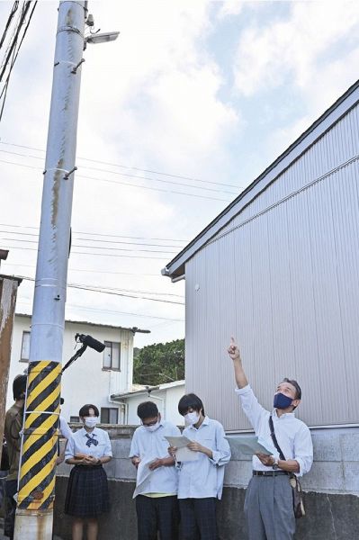 東敏洋区長（右）と一緒に地域の防犯灯などを調査するＣＧＳ部のメンバー＝和歌山県串本町串本で
