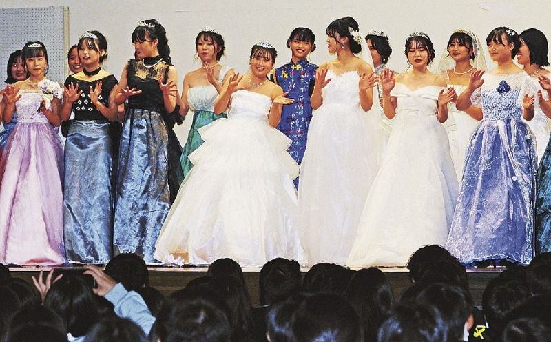 手作りドレス華やかに 神島高校の文化祭：紀伊民報｜和歌山県の