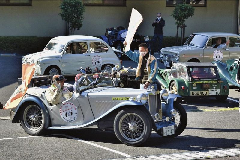 季楽里龍神前を次々とスタートするクラシックカー（２５日、和歌山県田辺市龍神村龍神で）