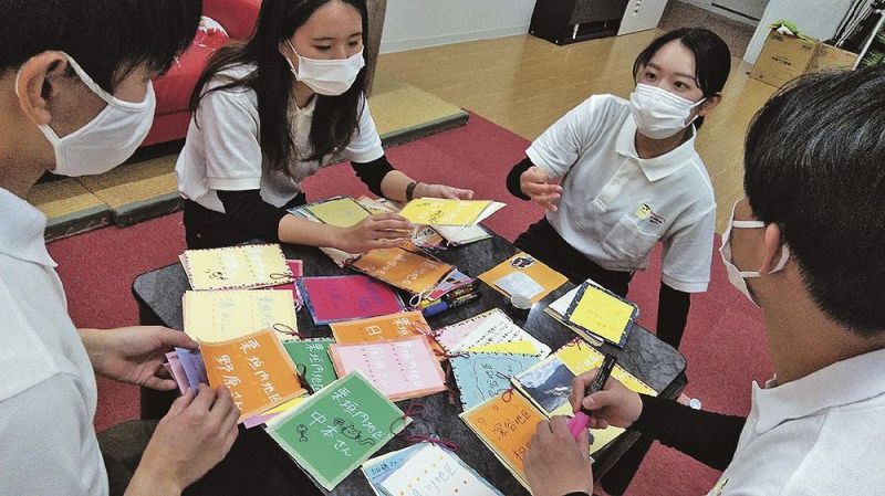 和歌山県すさみ町の住民に向けた冊子を作る学生たち（摂南大学提供）