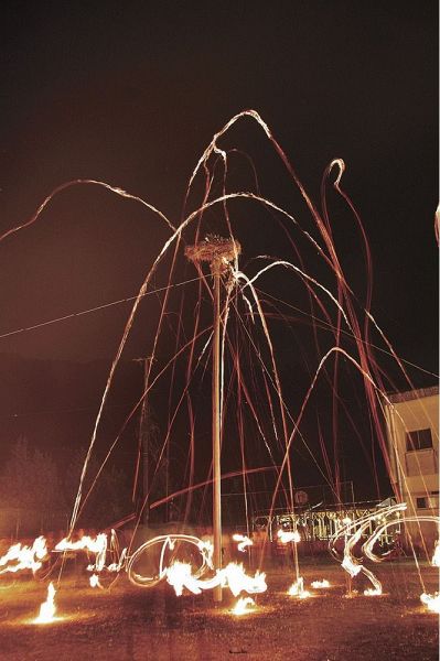 夜空に幻想的な火の弧を描く柱松（２０１３年８月、和歌山県すさみ町佐本中で）