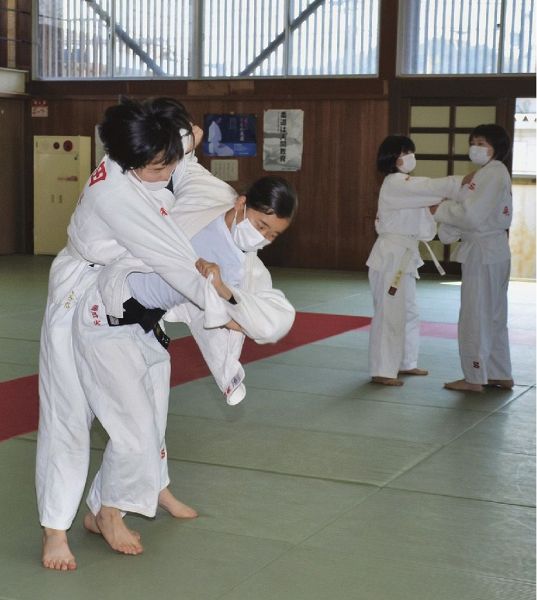 マスクを着けて練習をする明洋中学校柔道部の生徒（２６日、和歌山県田辺市目良で）