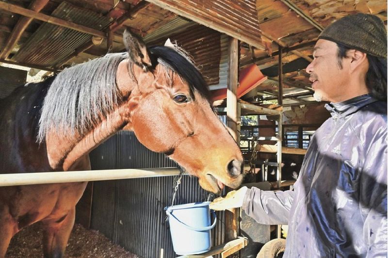 引退競走馬のコスモラヴモアと、牧場を営む森田竜一さん（田辺市中辺路町温川で）