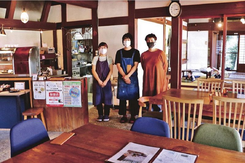 営業を再開したねむの木食堂。中峯幸美代表（右）とスタッフ＝和歌山県田辺市中辺路町真砂で