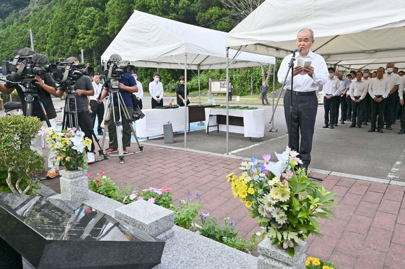慰霊碑の前で追悼の言葉を述べる田岡実千年市長（４日、和歌山県新宮市で）