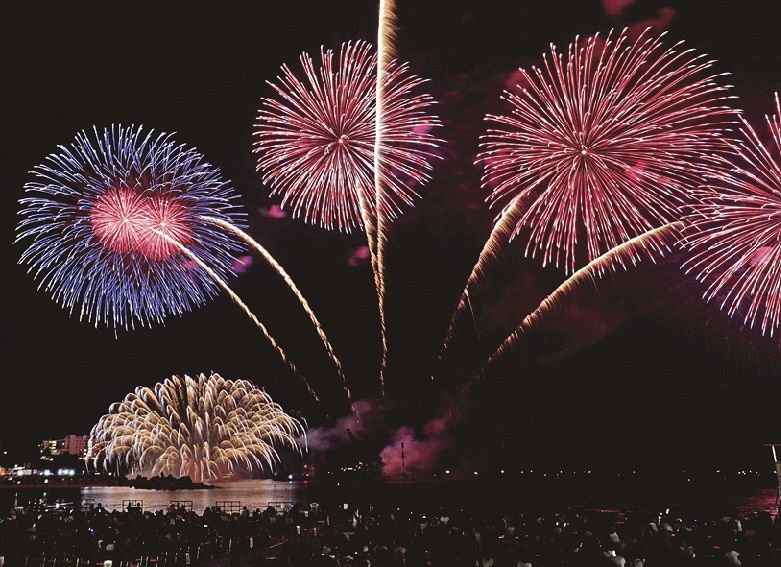 夜空を彩る花火（昨年８月、和歌山県白浜町で）