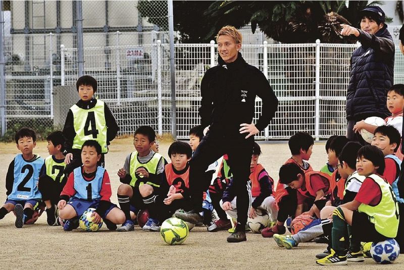 子どもたちを指導する田中亜土夢選手（中央）＝２２日、みなべ町谷口で