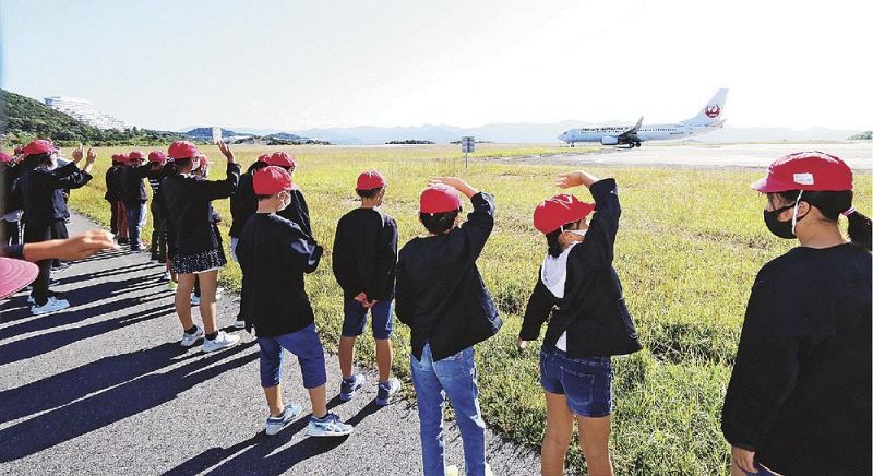 日本航空の飛行機を間近で見学する小学生（和歌山県白浜町の南紀白浜空港で）