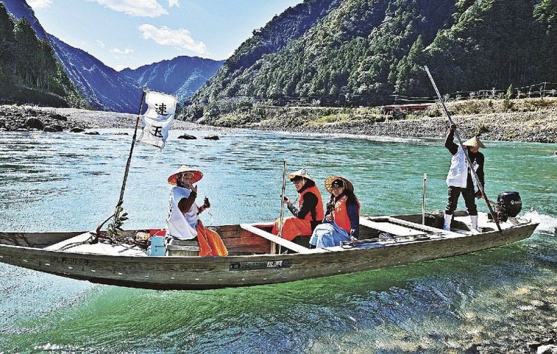「川の参詣道」として世界遺産に登録されている熊野川で今シーズンの運航が始まった川舟下りの定期乗合便（２日、和歌山県新宮市で）