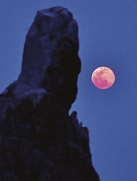 橋杭岩の大オガミ岩と共演する「スーパームーン」（８日午後６時５２分、和歌山県串本町くじの川で）