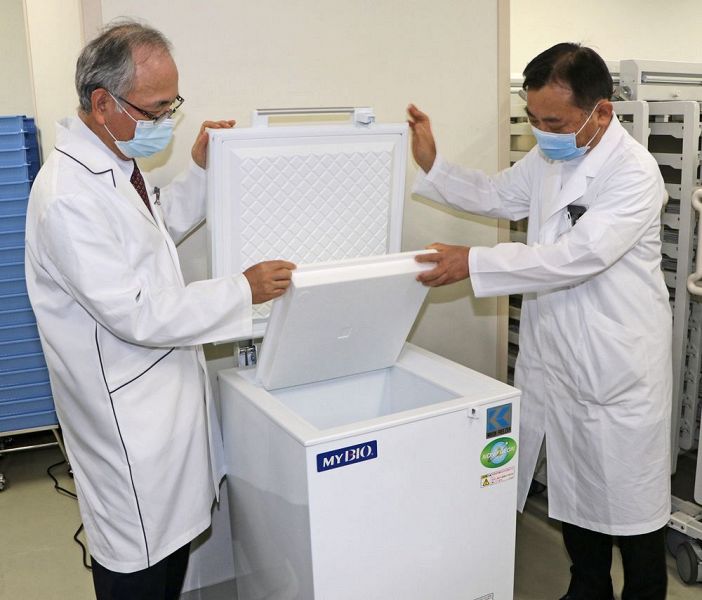 日本赤十字社和歌山医療センターに配備された新型コロナウイルスワクチン保管用の冷凍庫（15日、和歌山市で）