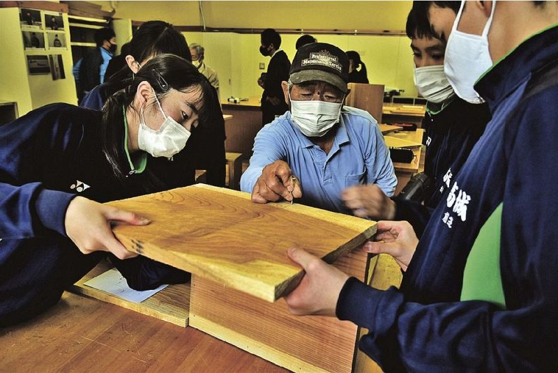 生徒に組み立てを教える下村勤さん（右から３人目）＝２７日、和歌山県みなべ町滝で