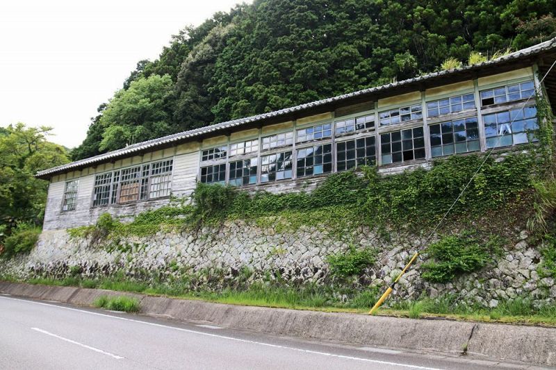 和歌山県すさみ町が取り壊す方針を明らかにした大己小学校の校舎（和歌山県すさみ町防己で）＝２０１７年８月撮影