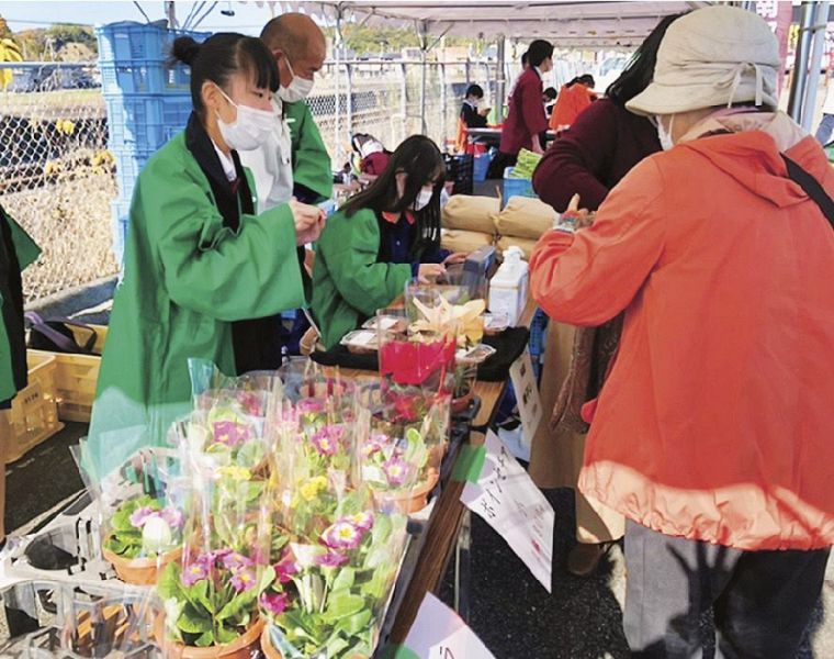 花や野菜を販売する熊野高校の農業クラブ員（和歌山県上富田町朝来で）