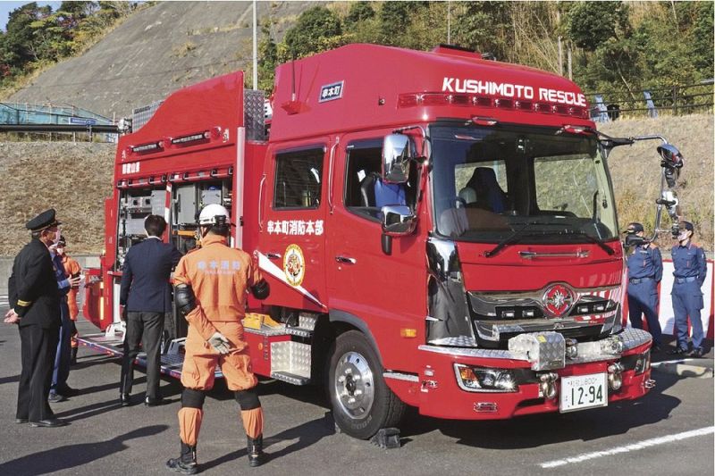 串本消防署に納車された最新型の救助工作車（１０日、和歌山県串本町サンゴ台で）