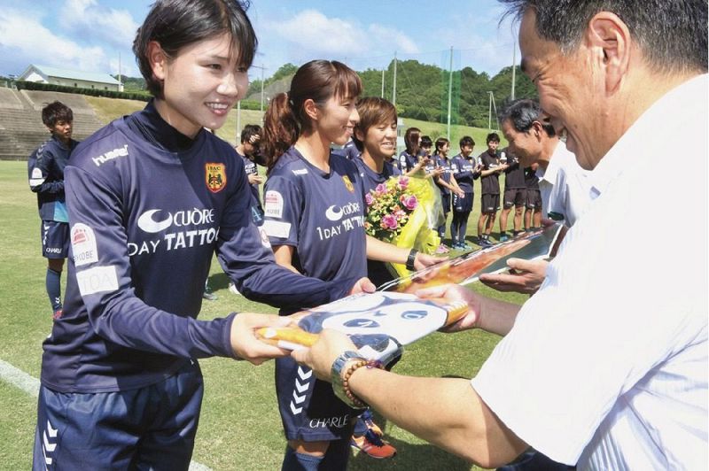 上富田で合宿開始 女子サッカー「ＩＮＡＣ神戸」：紀伊民報AGARA