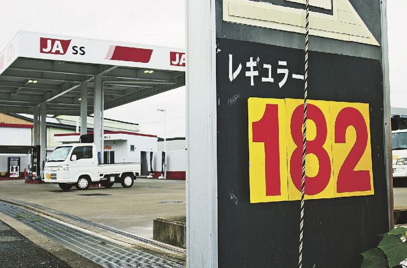 レギュラーガソリン１リットルの価格が１８２円と示すスタンド（３０日午後、和歌山県田辺市秋津町で）