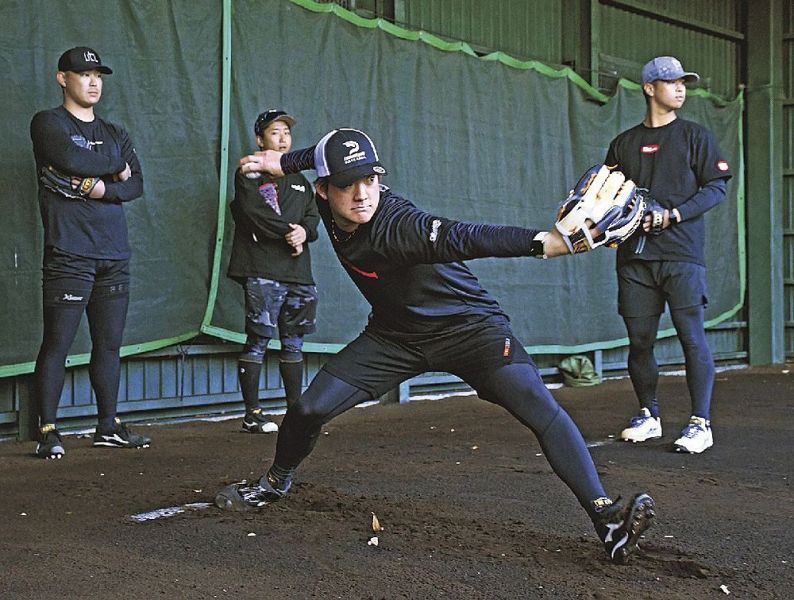 投球練習をする與座海人投手（右から２人目）ら＝１１日、田辺スポーツパークで