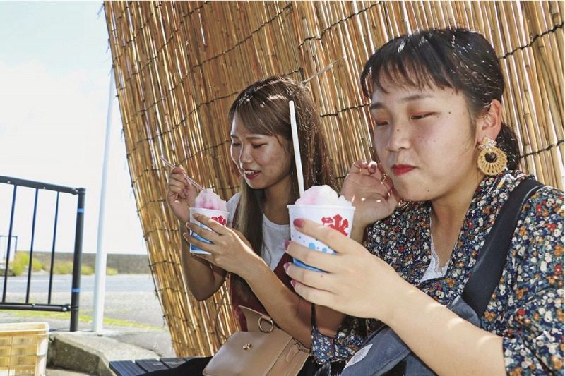 残暑が厳しい中、冷たいかき氷を味わう女性客（和歌山県串本町西向で）