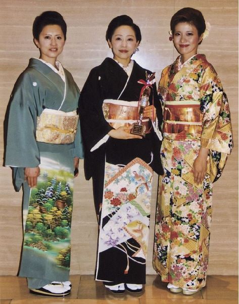 世界大会留め袖の部で優勝した早川明由美さん（中央）と３位の瀧川亮子さん（左）、カジュアルの部２位の荒木のどかさん