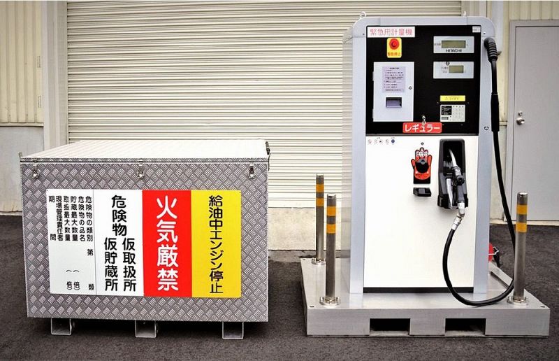 大規模災害に備え、和歌山県が串本町などに導入している「どこでもスタンド」。タンクローリーから直接給油可能という
