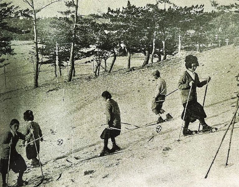 記念誌「南紀白浜レトロ写真集」に載っている写真。昭和初期に白良浜そばでサンドスキーを楽しむ人を捉えている