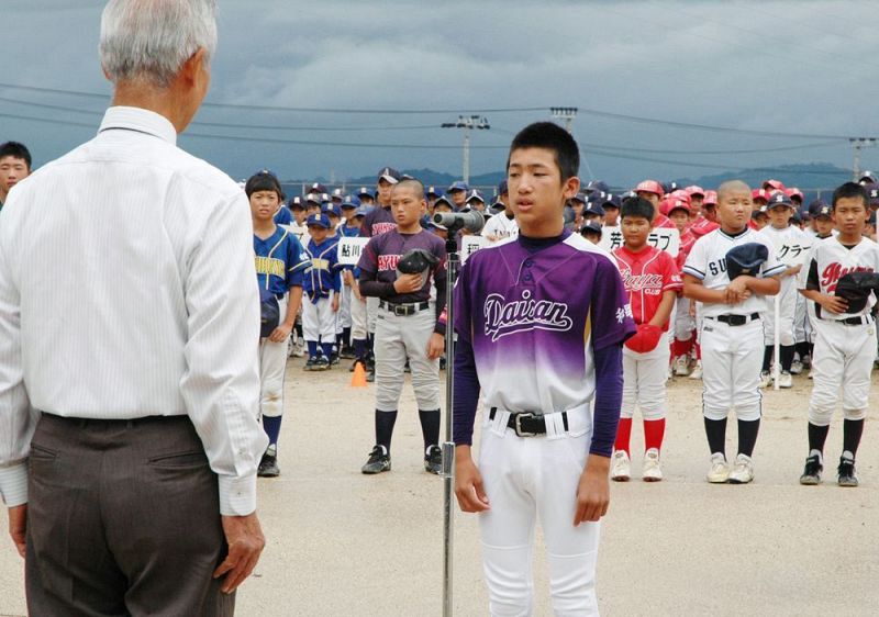 開会式で選手宣誓をする田辺第三クラブの堀本澪音主将（１９日、和歌山県田辺市神島台で）