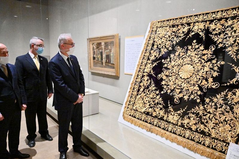 約１３０年前にエルトゥールル号によって届けられた卓被を鑑賞するコルクット・ギュンゲン大使（右）ら＝２０日、和歌山市の県立博物館で
