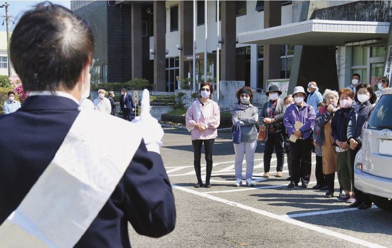 街頭演説で考えを述べる候補者（手前左）＝２３日、和歌山県白浜町内で