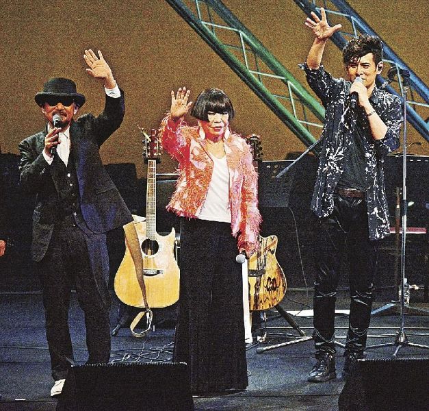 コンサートを終え観客に向かって手を振る（右から）川島ケイジさん、コシノジュンコさん、Ｃｈａｇｅさん