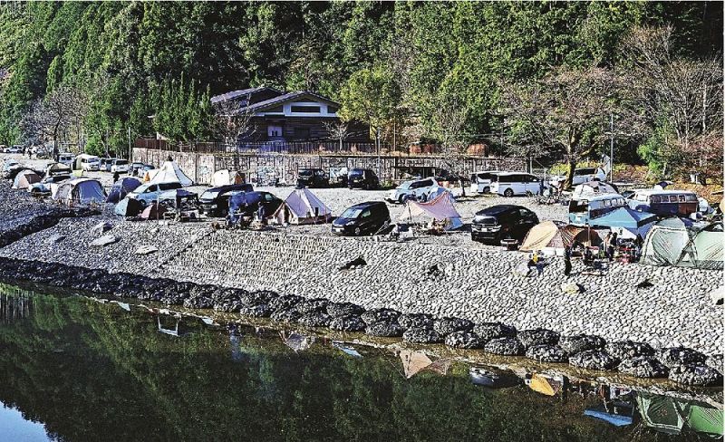 多くの家族連れでにぎわうキャンプ場（２１日、和歌山県田辺市本宮町川湯で）