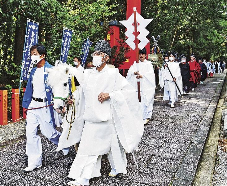 例大祭で営まれた神馬渡御式の行列（１５日、和歌山県新宮市の熊野速玉大社で）