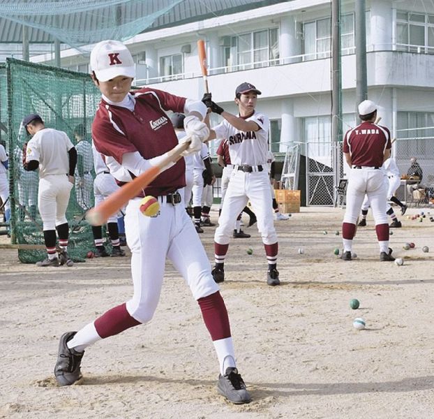 　打撃練習をする中学３年生（和歌山県田辺市文里２丁目の神島高校で）