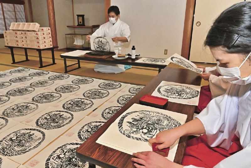 節分に向けて鬼面札を刷る熊野那智大社の神職ら（１８日、和歌山県那智勝浦町那智山で）