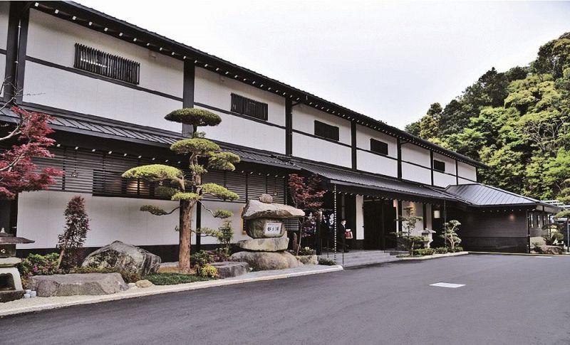 リニューアルオープンしたホテル「越之湯」（１６日、和歌山県那智勝浦町湯川で）